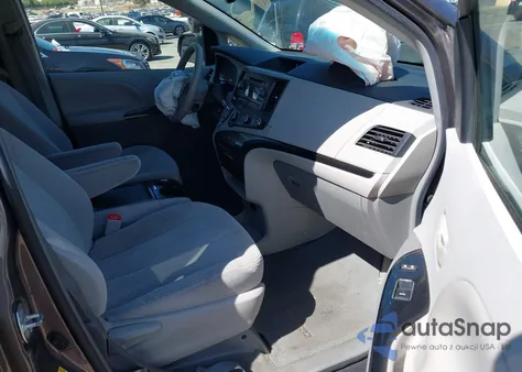 2012 Toyota Sienna Le V6 8 Passenger z USA, uszkodzony, nr VIN 5TDKK3DC8CS267722